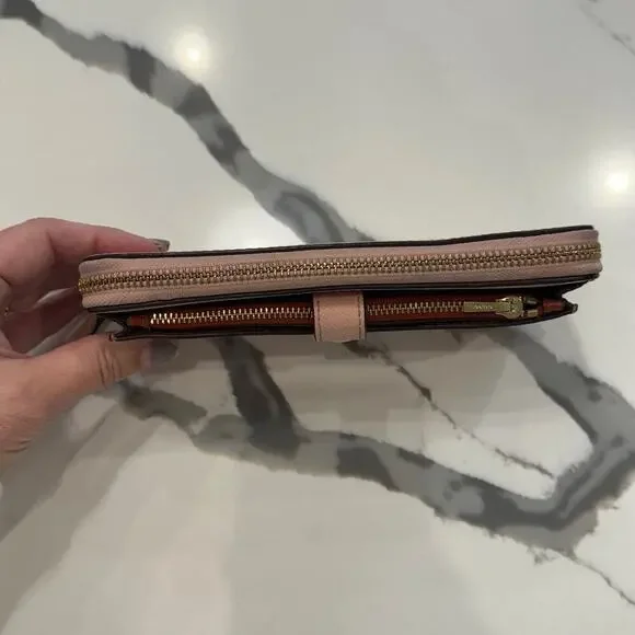 Coach Colorblock
Multifunctional Wallet
F25967 Blush/Terracotta - Picture 8 of 15